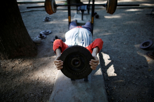 Menengok Gym dari Barang Bekas di Venezuela