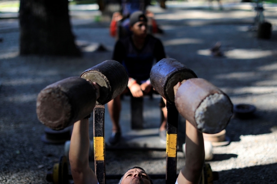 Menengok Gym dari Barang Bekas di Venezuela