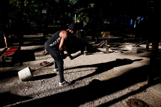 Menengok Gym dari Barang Bekas di Venezuela