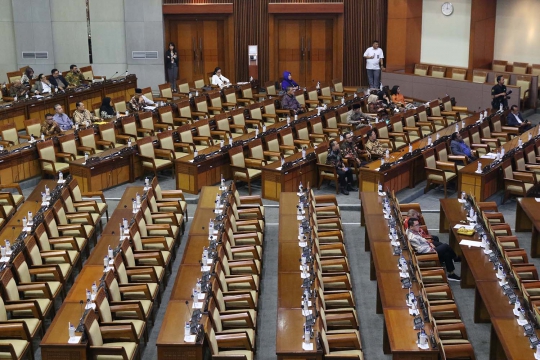 Deretan Bangku Kosong Jadi Saksi Pengesahan Pimpinan KPK Terpilih