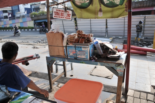 Nestapa Pedagang Nasi Kapau Tetap Berjualan di Tengah Proyek Pelebaran Trotoar