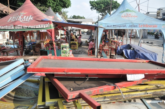 Nestapa Pedagang Nasi Kapau Tetap Berjualan di Tengah Proyek Pelebaran Trotoar