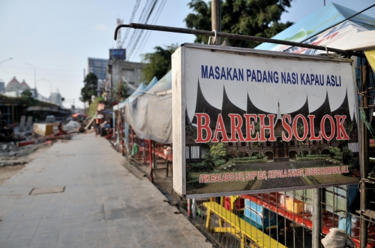 Nestapa Pedagang Nasi Kapau Tetap Berjualan di Tengah Proyek Pelebaran Trotoar