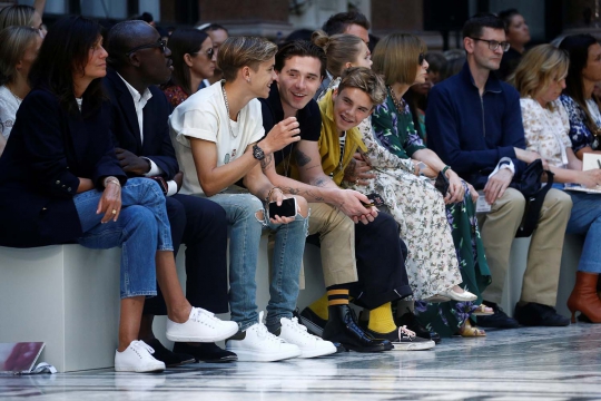 Gaya David Beckham Bersama Empat Anaknya di London Fashion Week