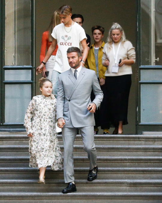 Gaya David Beckham Bersama Empat Anaknya di London Fashion Week