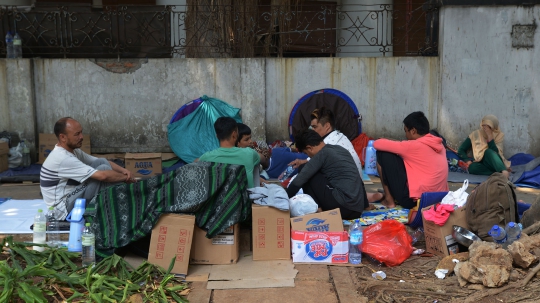 Pencari Suaka Kembali Duduki Trotoar Kebon Sirih