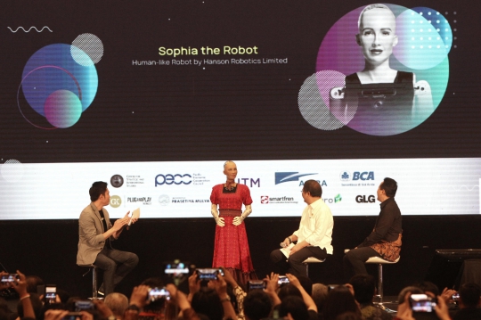 Aksi Robot Sophia Tampil Berkebaya di CSIS Global Dialogue 2019