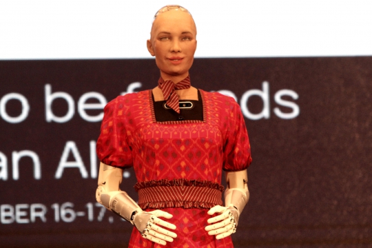 Aksi Robot Sophia Tampil Berkebaya di CSIS Global Dialogue 2019