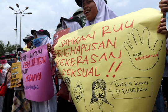 Aksi Massa Demo RUU Penghapusan Kekerasan Seksual di DPR