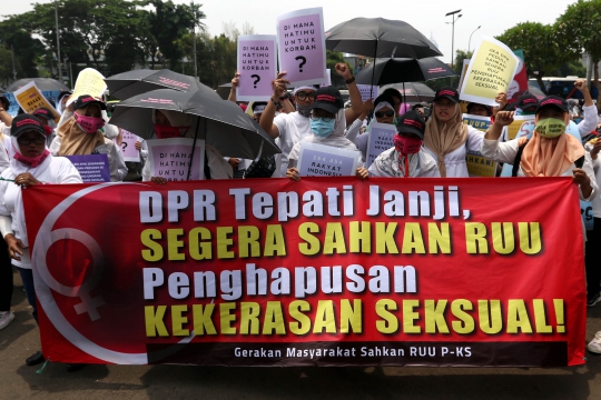 Aksi Massa Demo RUU Penghapusan Kekerasan Seksual di DPR