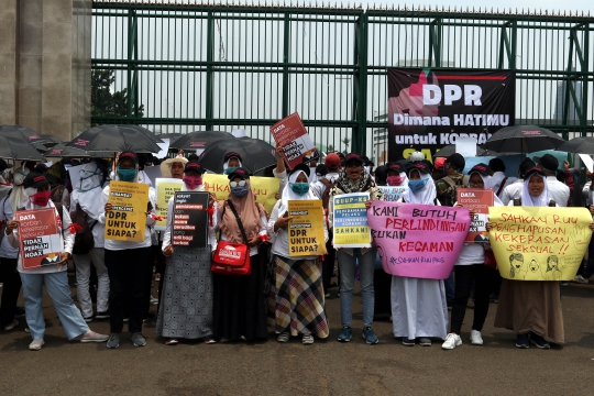 Aksi Massa Demo RUU Penghapusan Kekerasan Seksual di DPR