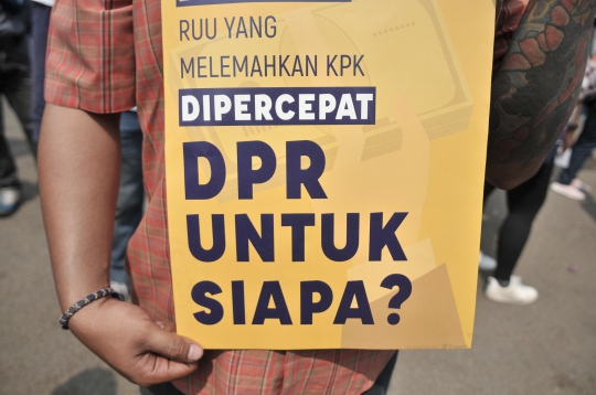 Aksi Massa Menolak Pengesahan Revisi RUU KPK di DPR