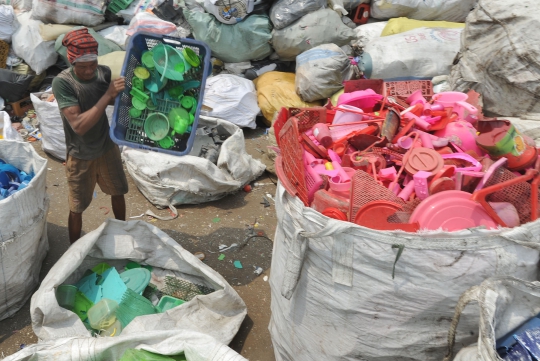 Melihat Pengolahan Plastik dari Pemulung Jadi Bahan Daur Ulang