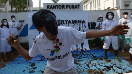 Protes Kebocoran Minyak, Demonstran Gelar Teatrikal di Pertamina