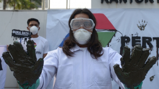 Protes Kebocoran Minyak, Demonstran Gelar Teatrikal di Pertamina