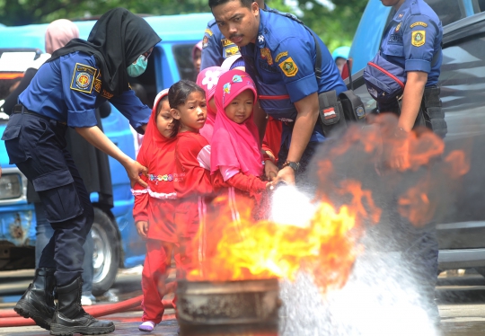 Antusisme Murid TK Mengenal Profesi Pemadam Kebakaran