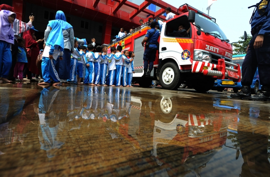 Antusisme Murid TK Mengenal Profesi Pemadam Kebakaran