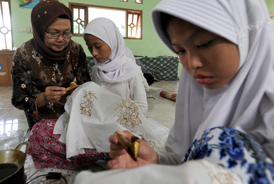 Ketekunan Murid SLB Belajar Membatik