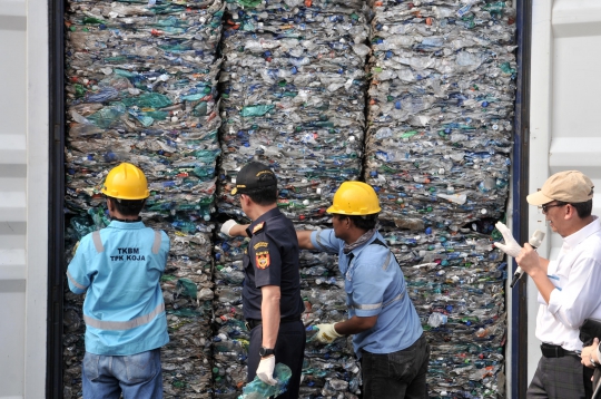 Bea Cukai Pulangkan 9 Kontainer Berisi 135 Ton Sampah Plastik Asal Australia