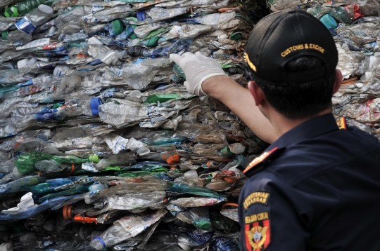 Bea Cukai Pulangkan 9 Kontainer Berisi 135 Ton Sampah Plastik Asal Australia