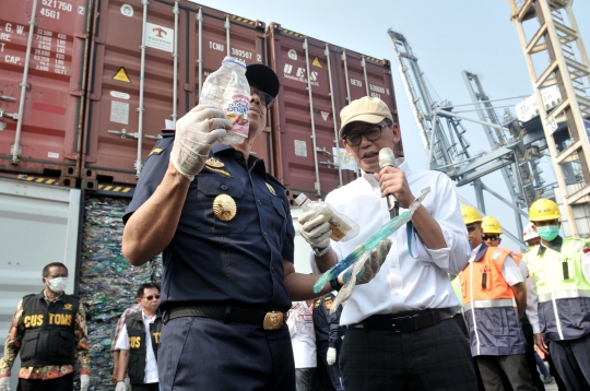 Bea Cukai Pulangkan 9 Kontainer Berisi 135 Ton Sampah Plastik Asal Australia