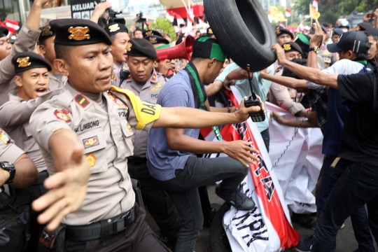 Tolak Pimpinan KPK Terpilih, HMI Bentrok dengan Aparat Keamanan