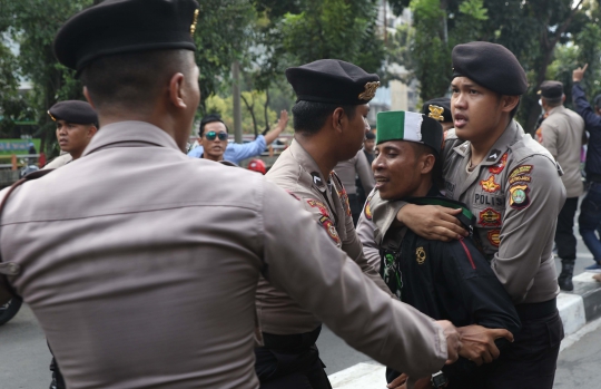 Tolak Pimpinan KPK Terpilih, HMI Bentrok dengan Aparat Keamanan