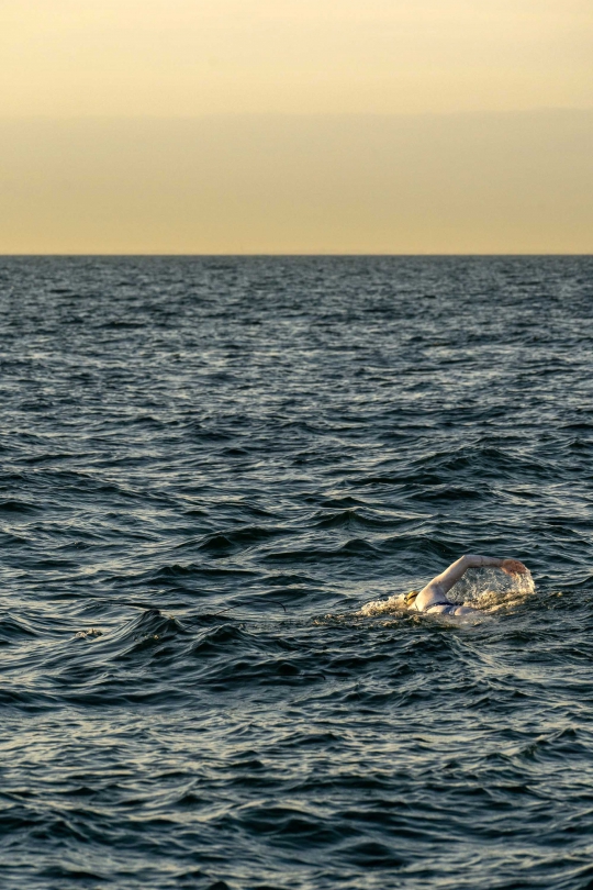 Penyintas Kanker Berenang Seberangi Selat Inggris Selama 54 Jam Nonstop