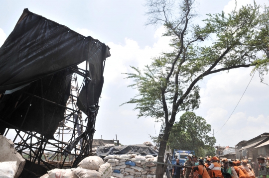 Pemkot Jakut Bongkar Pabrik Arang Ilegal di Cilincing