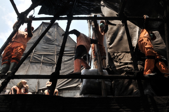 Pemkot Jakut Bongkar Pabrik Arang Ilegal di Cilincing
