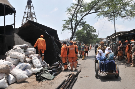 Pemkot Jakut Bongkar Pabrik Arang Ilegal di Cilincing