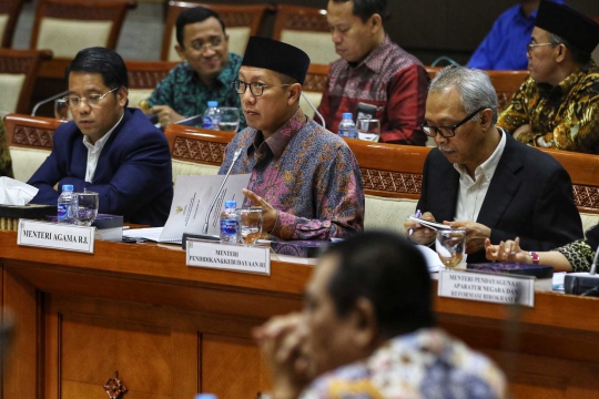 Menag Lukman Hakim Raker dengan Komisi VIII DPR Bahas RUU Pesantren