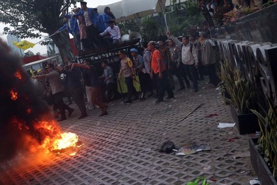 Massa PMII Lempar Telur ke Gedung KPK dan Bakar Ban