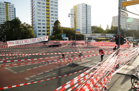 Aksi Aktivis Iklim Blokir Jembatan Jannowitz Berlin