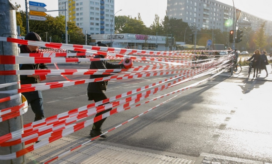 Aksi Aktivis Iklim Blokir Jembatan Jannowitz Berlin