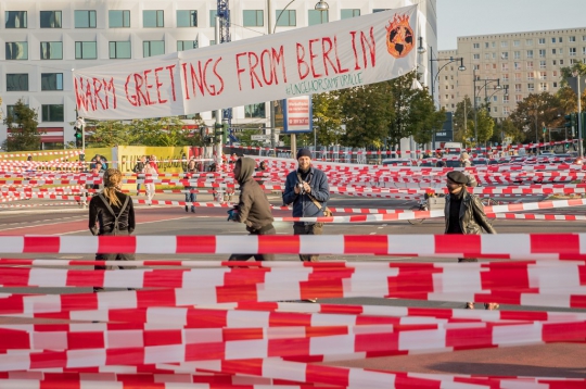 Aksi Aktivis Iklim Blokir Jembatan Jannowitz Berlin