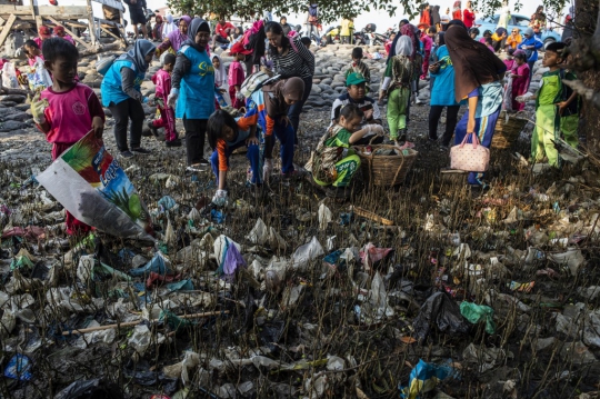 Hari Bersih-Bersih Sedunia, Anak-Anak Semangat Punguti Sampah di Surabaya