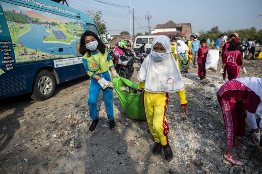 Hari Bersih-Bersih Sedunia, Anak-Anak Semangat Punguti Sampah di Surabaya