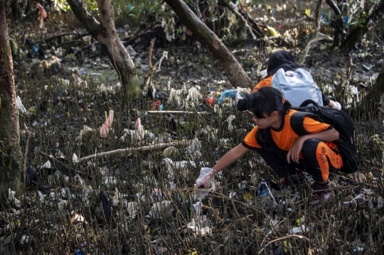 Hari Bersih-Bersih Sedunia, Anak-Anak Semangat Punguti Sampah di Surabaya