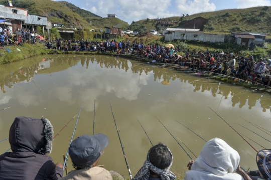 Asyiknya Kompetisi Memancing di India