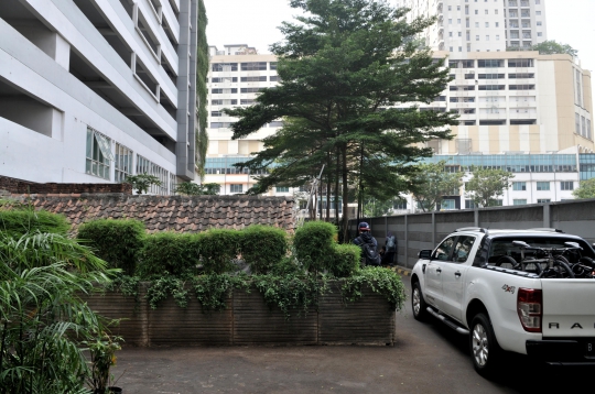 Kondisi Rumah Usang di Tengah Apartemen Thamrin