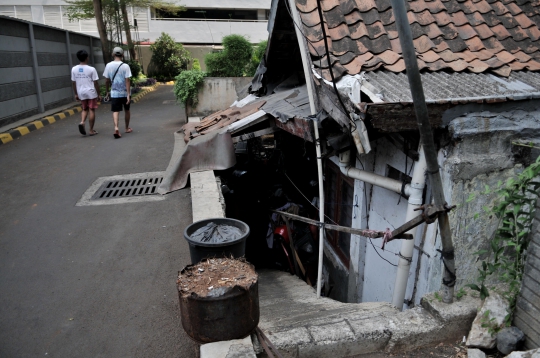 Kondisi Rumah Usang di Tengah Apartemen Thamrin