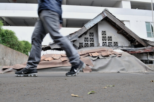 Kondisi Rumah Usang di Tengah Apartemen Thamrin