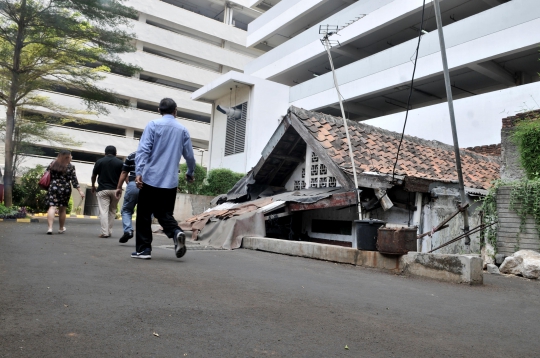 Kondisi Rumah Usang di Tengah Apartemen Thamrin