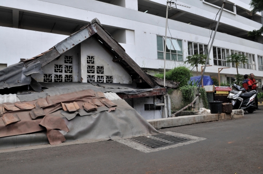 Kondisi Rumah Usang di Tengah Apartemen Thamrin