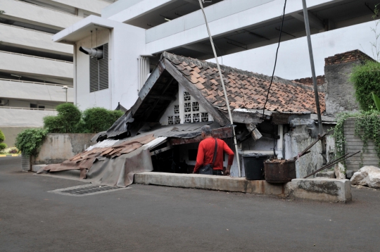 Kondisi Rumah Usang di Tengah Apartemen Thamrin