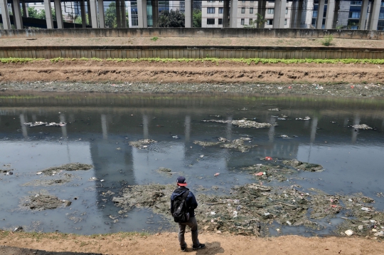 Aliran Kanal Banjir Barat Menghitam dan Penuh Sampah