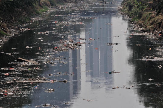 Aliran Kanal Banjir Barat Menghitam dan Penuh Sampah