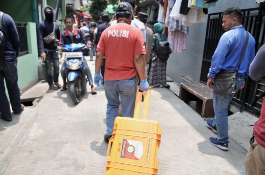 Penggeledahan Rumah Orang Tua Terduga Teroris