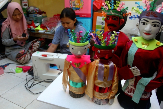 Pembuatan Miniatur Ondel-Ondel dari Limbah Botol Plastik